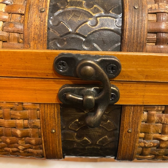 Vintage Woven Wicker Storage Chest Box Embossed Decorative Hardware Hinged Lid - Picture 11 of 17
